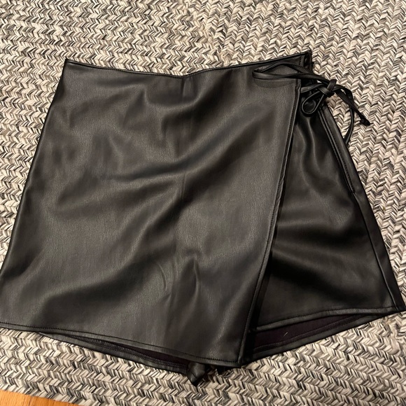 Abercrombie & Fitch Vegan Leather Skort Size M - Picture 6 of 6